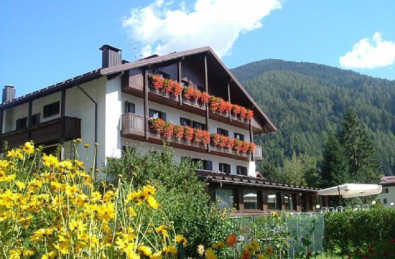 Hotel Ferrari Pinzolo Bagian luar foto