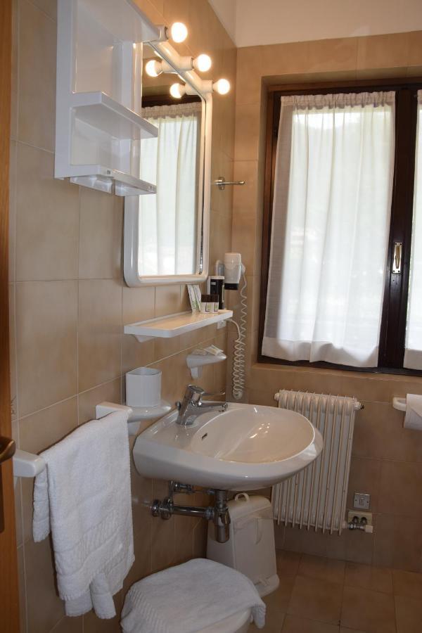 Hotel Ferrari Pinzolo Bagian luar foto