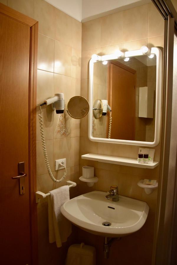 Hotel Ferrari Pinzolo Bagian luar foto
