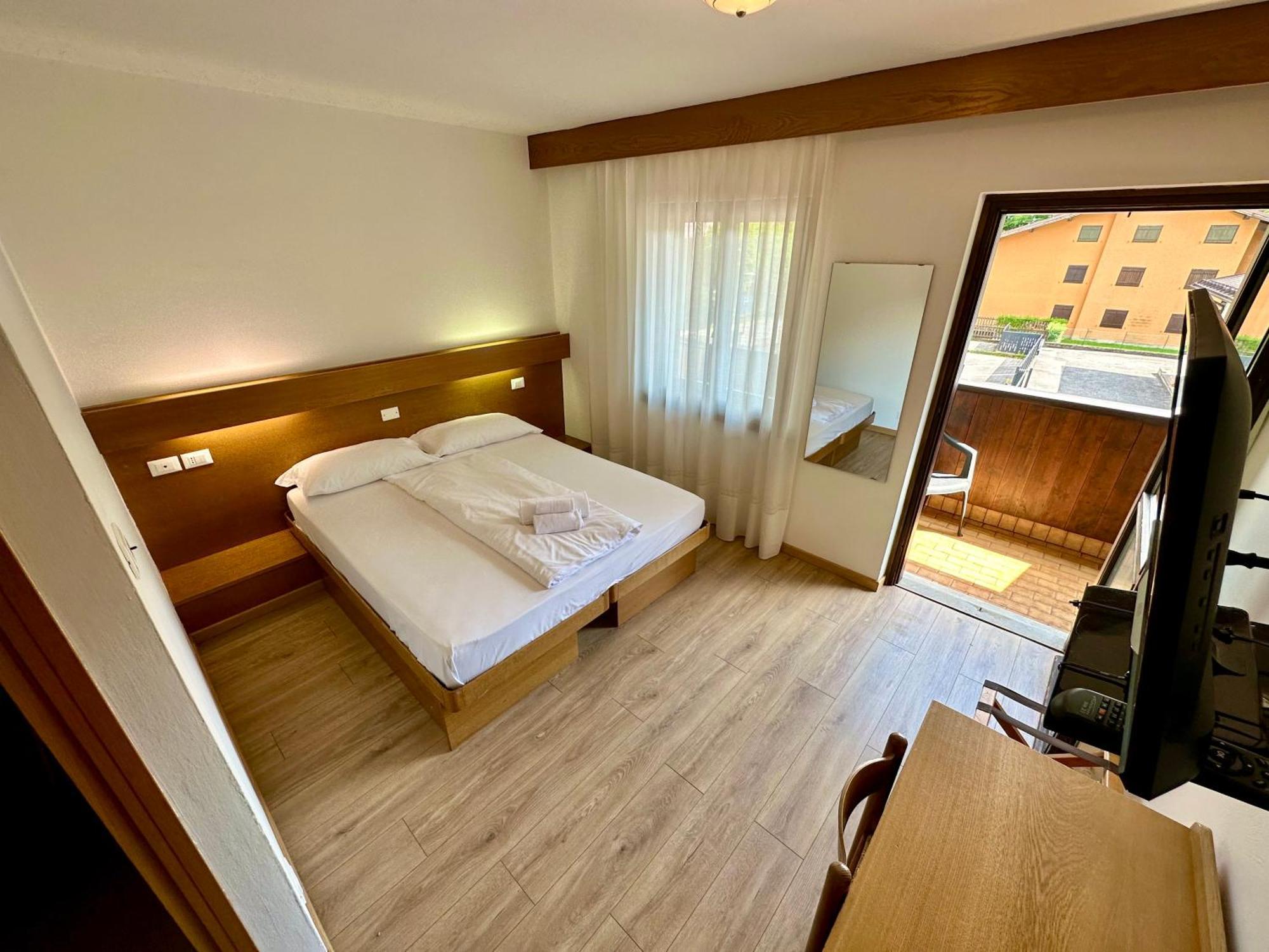Hotel Ferrari Pinzolo Bagian luar foto