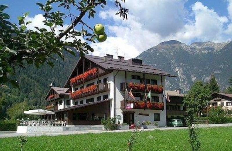 Hotel Ferrari Pinzolo Bagian luar foto